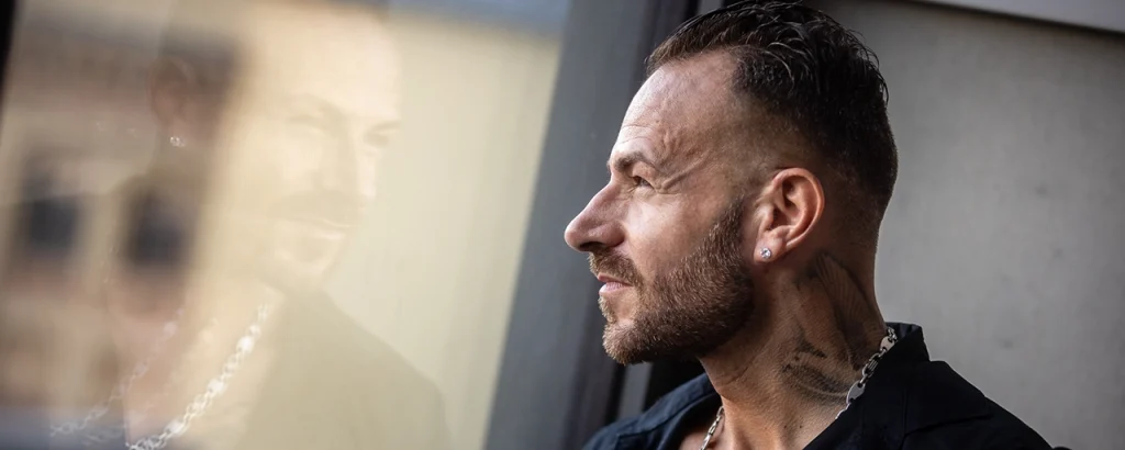 Snake Dave im Profil mit Blick aus dem Fenster – nachdenkliches Portrait