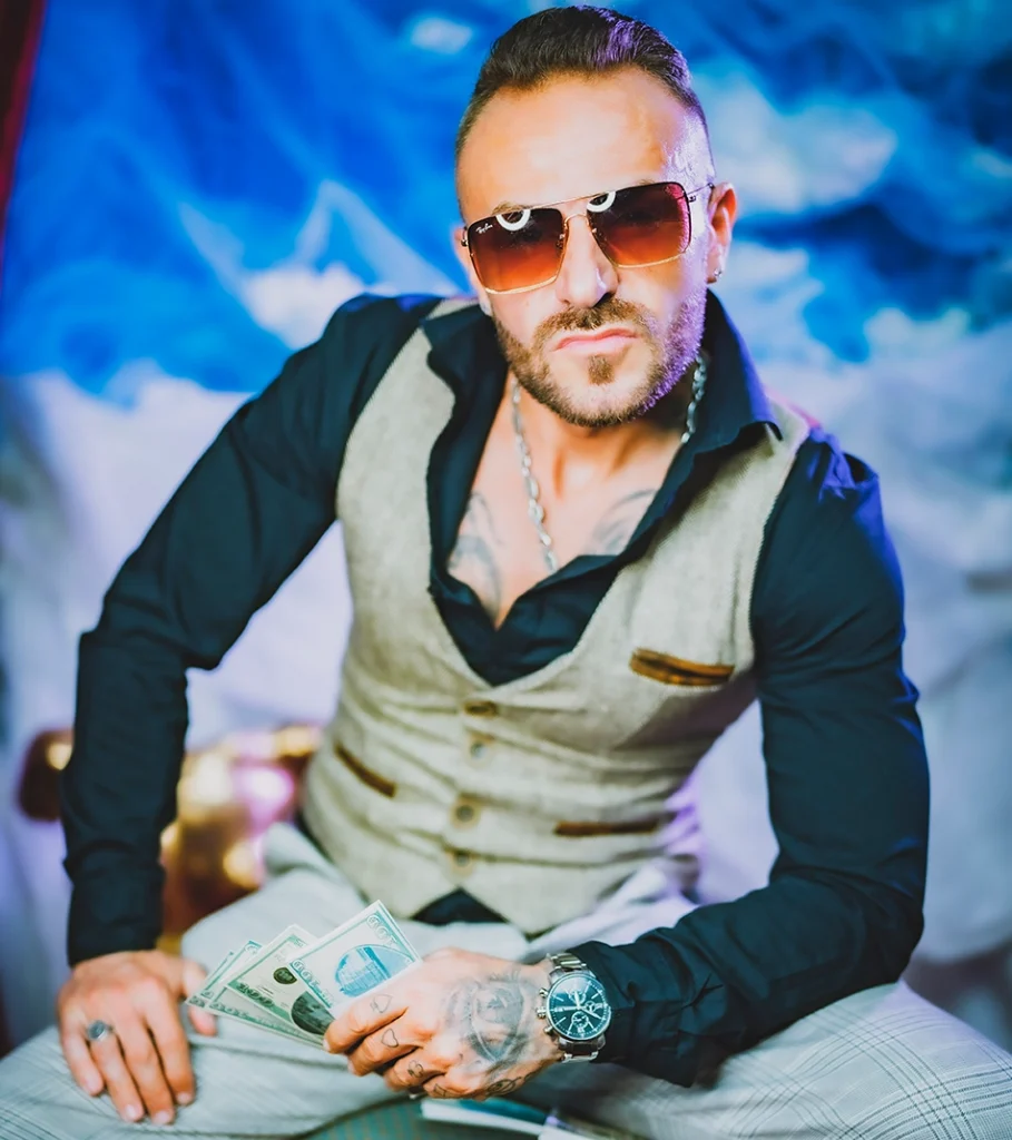 Snake Dave mit Sonnenbrille und Geldscheine-Fächer – Lifestyle-Aufnahme