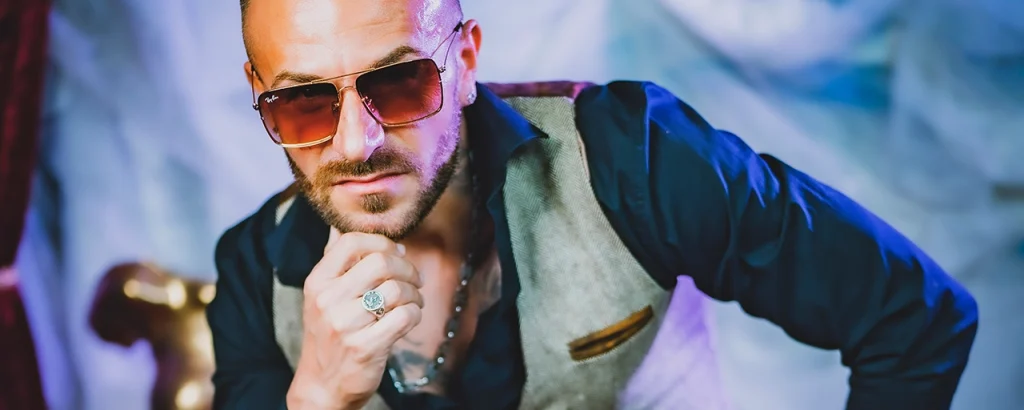 Snake Dave nachdenklich mit Sonnenbrille und Hand am Kinn – Querformat-Portrait